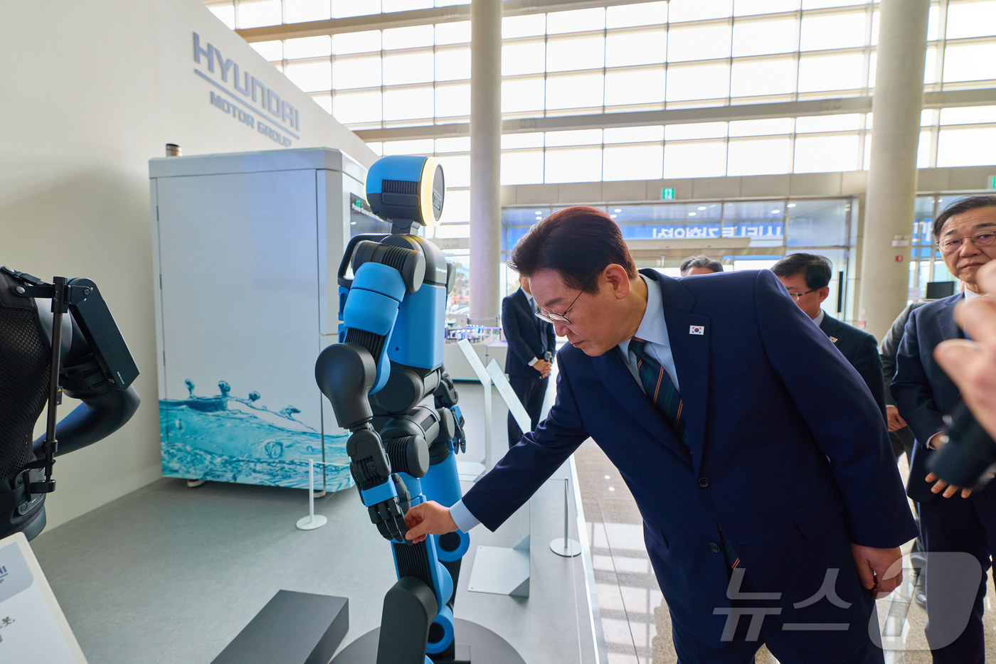 (서울=뉴스1) 이재명 기자 = 이재명 대통령이 27일 전북 군산시 새만금 컨벤션센터에서 열린 새만금 로봇·수소·AI 시티 투자협약식에서 아틀라스를 살펴보고 있다. (청와대 제공. …