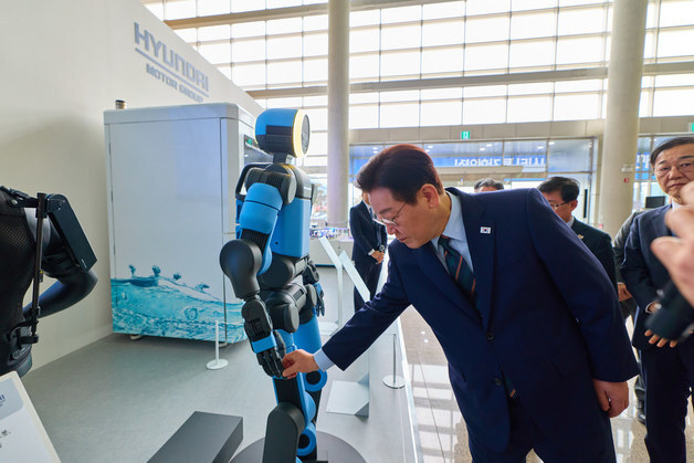 李대통령 부부, 전북대 피지컬 AI 실증랩 방문… "지역 산업 AX 위해 지원"