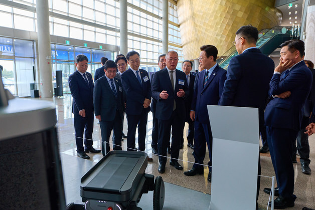 설명 듣는 이재명 대통령