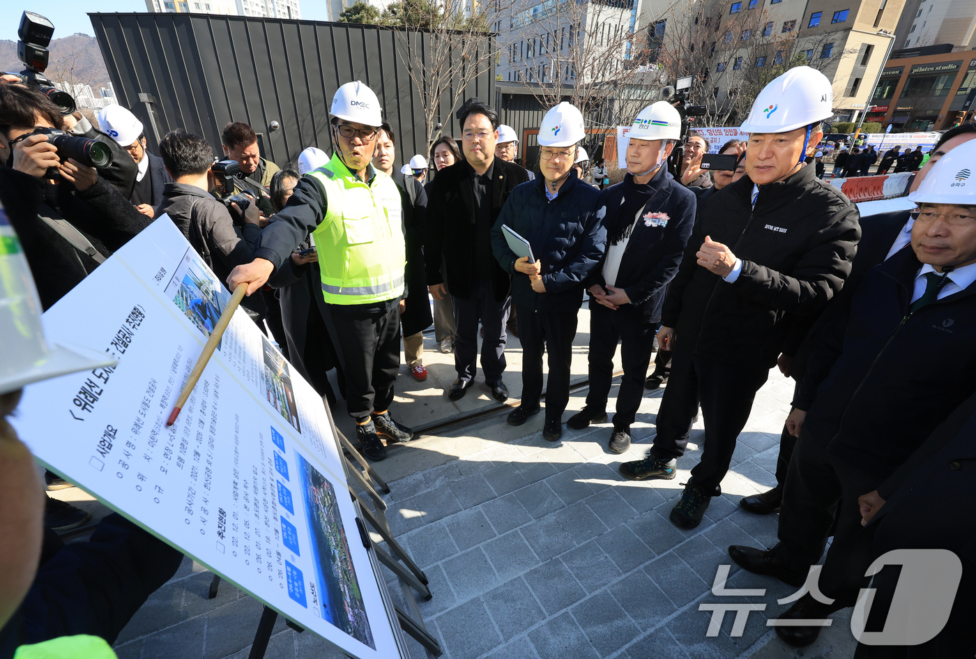 (서울=뉴스1) 이호윤 기자 = 오세훈 서울시장이 27일 서울 송파구 위례선(트램) 건설공사 현장에서 관계자에게 브리핑을 받고 있다.위례선(트램)은 지난 19일부터 오는 10월 3 …