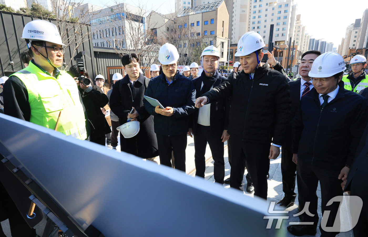 (서울=뉴스1) 이호윤 기자 = 오세훈 서울시장이 27일 서울 송파구 위례선(트램) 건설공사 현장점검을 하고 있다.위례선(트램)은 지난 19일부터 오는 10월 31일까지 위례신도시 …