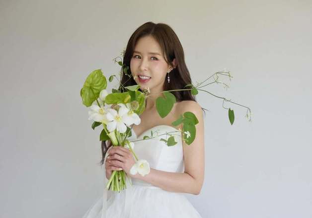 '문원♥' 신지, 결혼 앞두고 웨딩 화보 공개…순백 드레스 자태 [N샷]