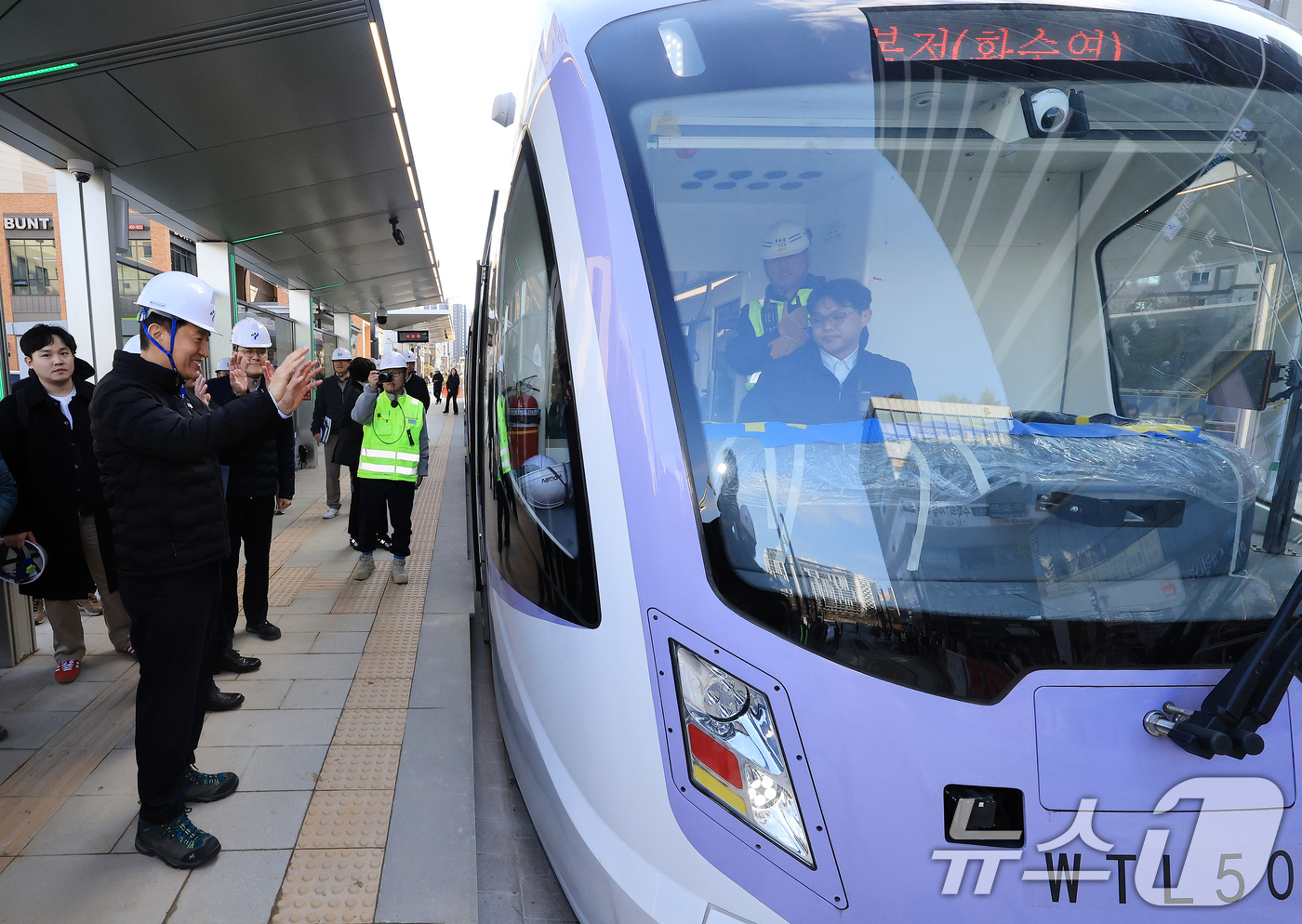 (서울=뉴스1) 이호윤 기자 = 오세훈 서울시장이 27일 서울 송파구 위례선(트램) 105정거장에서 출발하는 위례선(트램)을 향해 손을 흔들고 있다.위례선(트램)은 지난 19일부터 …