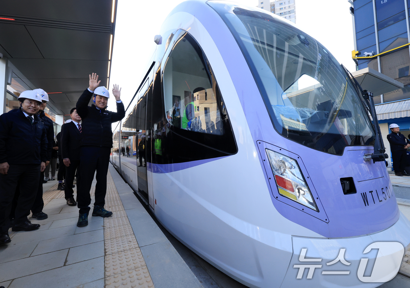 (서울=뉴스1) 이호윤 기자 = 오세훈 서울시장이 27일 서울 송파구 위례선(트램) 105정거장에서 출발하는 위례선(트램)을 향해 손을 흔들고 있다.위례선(트램)은 지난 19일부터 …