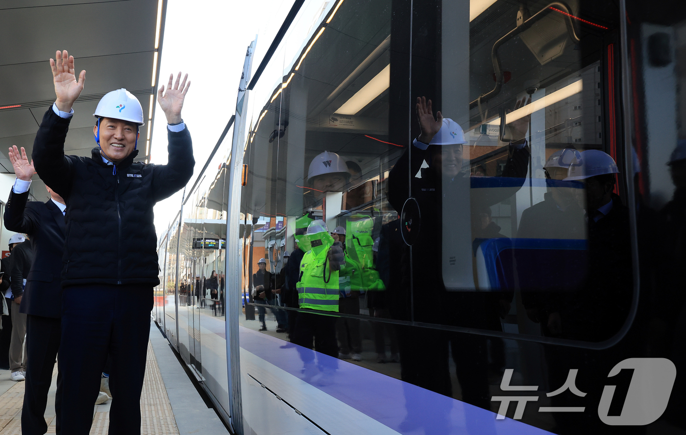 (서울=뉴스1) 이호윤 기자 = 오세훈 서울시장이 27일 서울 송파구 위례선(트램) 105정거장에서 출발하는 위례선(트램)을 향해 손을 흔들고 있다.위례선(트램)은 지난 19일부터 …