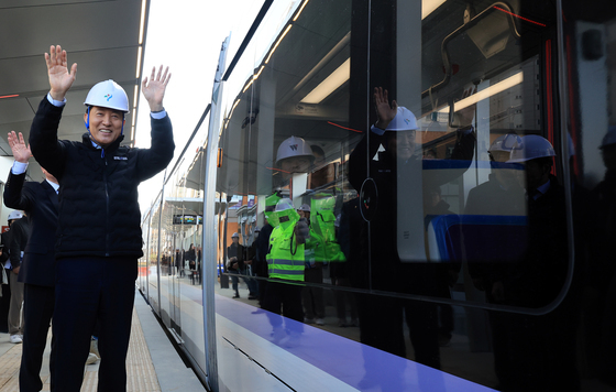 출발하는 트램향해 손 흔드는 오세훈 서울시장