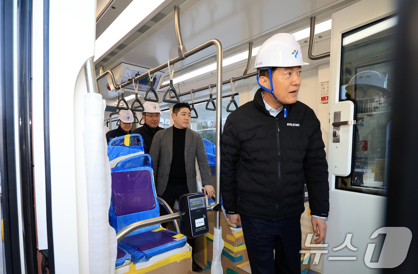 (서울=뉴스1) 이호윤 기자 = 오세훈 서울시장이 27일 서울 송파구 위례선(트램) 105정거장에서 위례선(트램) 내부를 살펴보고 있다.위례선(트램)은 지난 19일부터 오는 10월 …