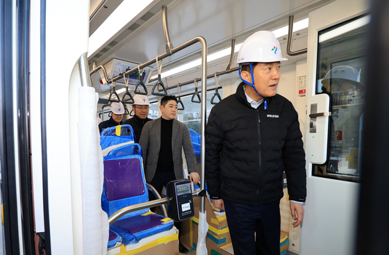 트램 내부 살펴보는 오세훈 서울시장