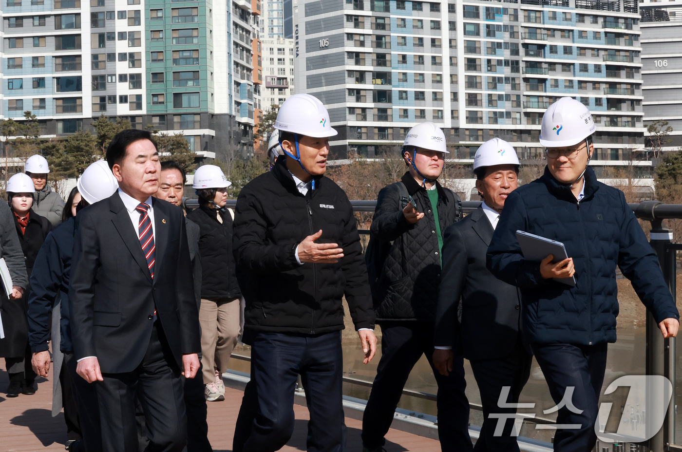 (서울=뉴스1) 이호윤 기자 = 오세훈 서울시장이 27일 서울 송파구 위례선(트램) 건설공사 현장점검을 하고 있다.위례선(트램)은 지난 19일부터 오는 10월 31일까지 위례신도시 …