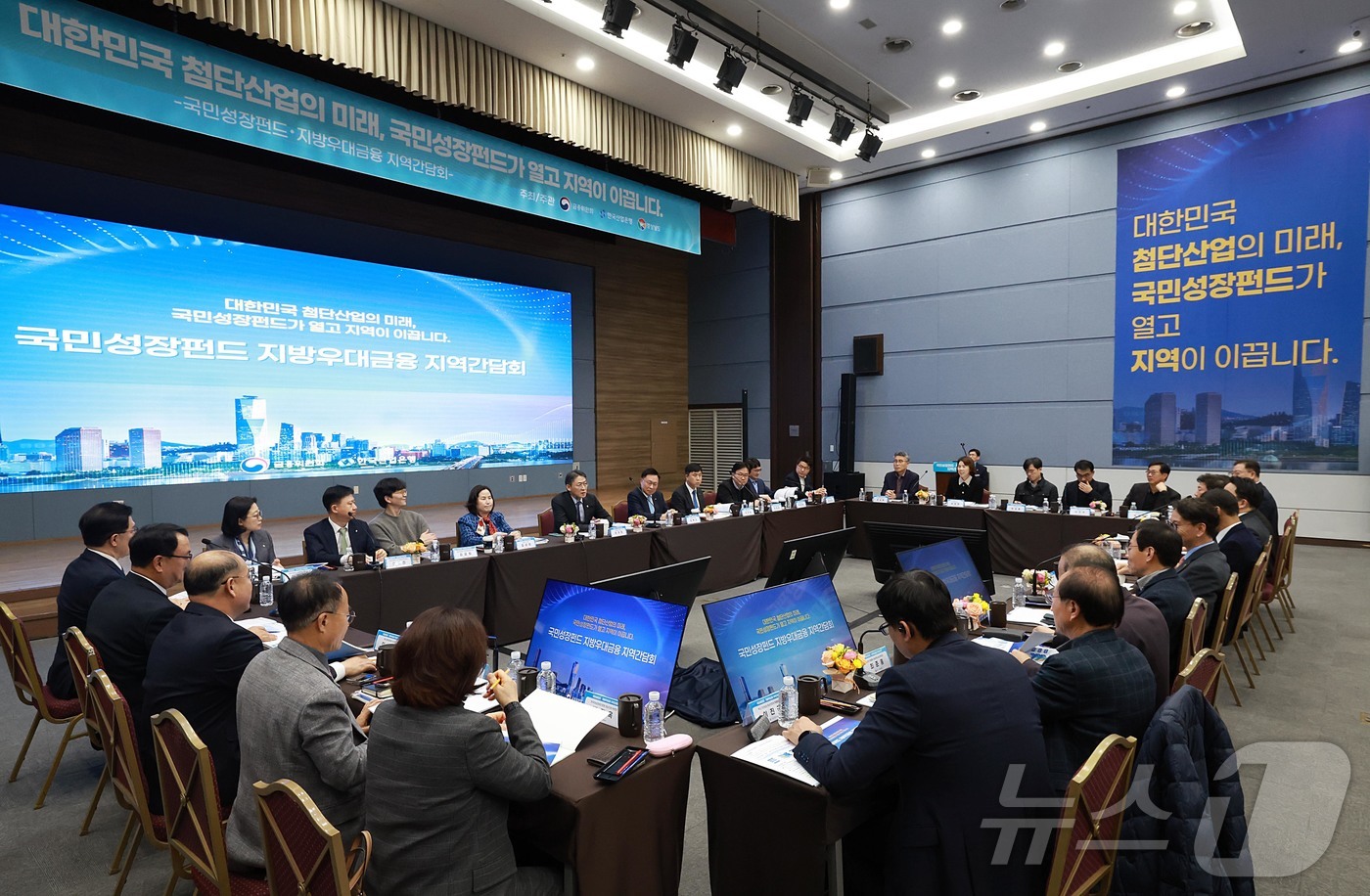 (서울=뉴스1) = 권대영 금융위원회 부위원장이 27일 오후 경남 창원시 성산구 청원컨벤션센터에서 열린 국민성장펀드·지방우대금융 지역간담회에서 발언을 하고 있다. (금융위원회 제공 …