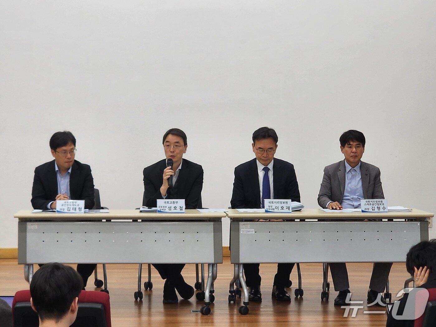 본문 이미지 - 27일 수원 국토지리정보원에서 열린 구글 고정밀 지도 반출 조건부 허용관련 백브리핑 모습.ⓒ news1