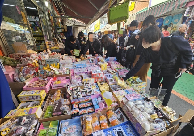 "엄마 왁뿌볼·말랑이 사줘"…유행템 성지로 반짝 뜬 창신동 문구시장