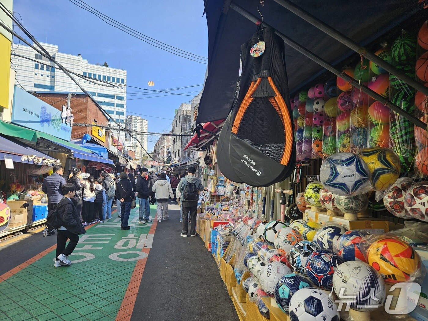 본문 이미지 - 27일 서울 종로구 창신동 문구완구시장에서 전통 문구를 파는 완구 상점이 사람이 없이 휑한 모습. 2026.2.27 ⓒ 뉴스1 유채연 기자