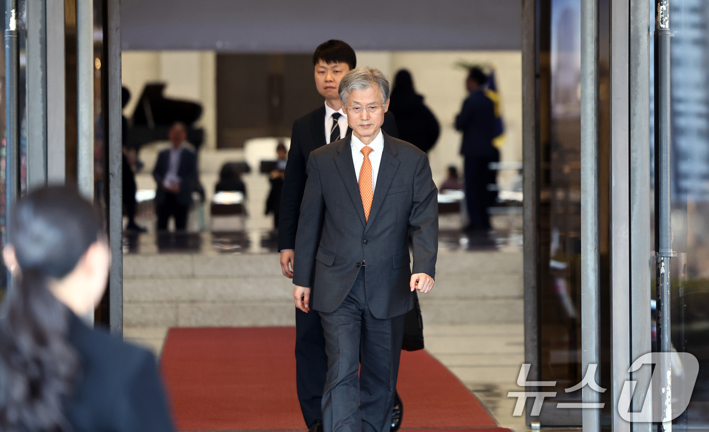 (서울=뉴스1) 최지환 기자 = 조희대 대법원장이 27일 오후 서울 서초구 대법원을 나서고 있다. 2026.2.27/뉴스1