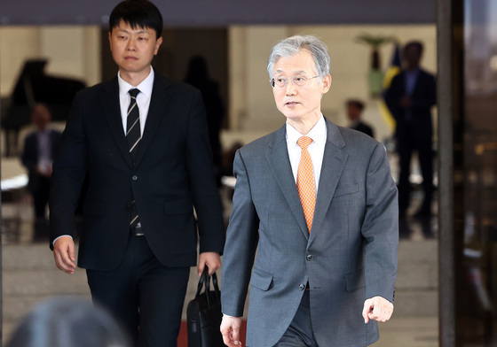 거취 압박 속 퇴청하는 조희대