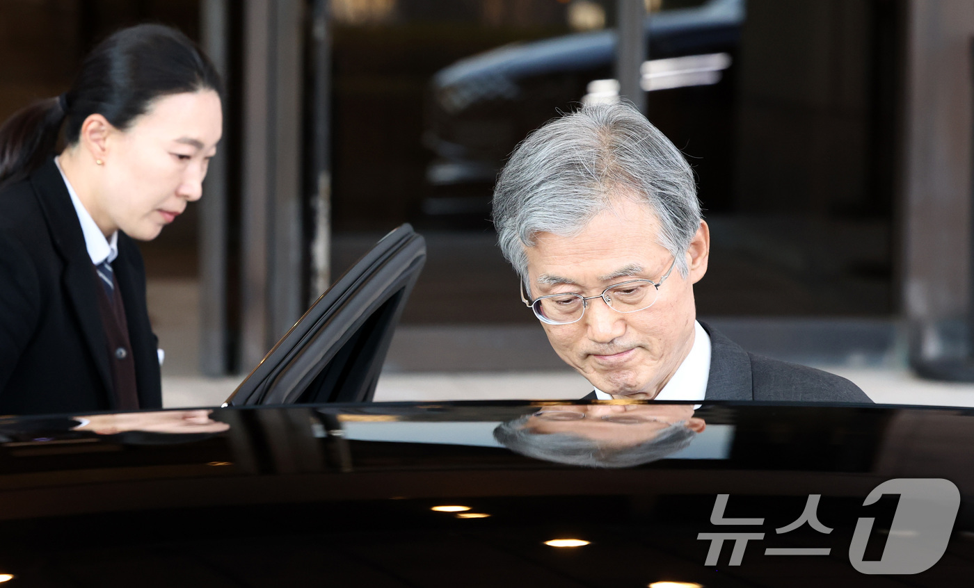 (서울=뉴스1) 최지환 기자 = 조희대 대법원장이 27일 오후 서울 서초구 대법원을 나서고 있다. 2026.2.27/뉴스1