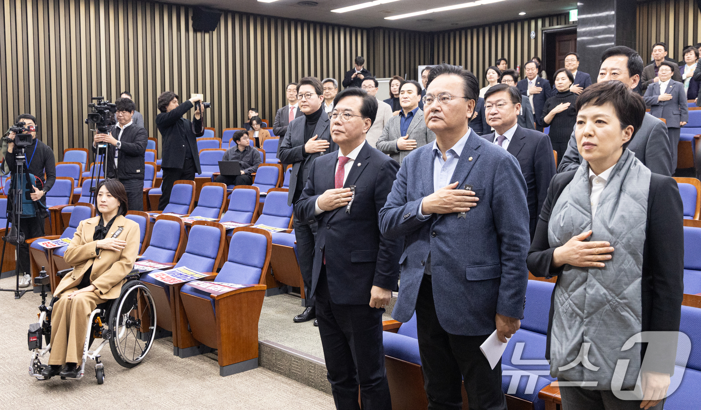 (서울=뉴스1) 이승배 기자 = 송언석 국민의힘 원내대표를 비롯한 의원들이 27일 서울 여의도 국회에서 열린 의원총회에서 국민의례하고 있다. 2026.2.27/뉴스1