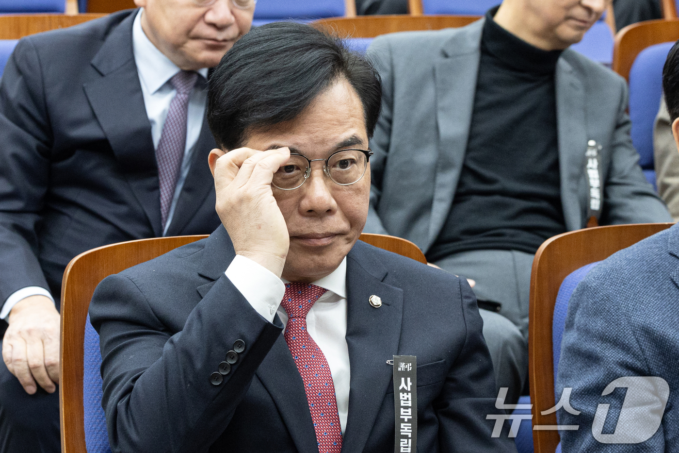 (서울=뉴스1) 이승배 기자 = 송언석 국민의힘 원내대표가 27일 서울 여의도 국회에서 열린 의원총회에 참석해 안경을 고쳐쓰고 있다. 2026.2.27/뉴스1