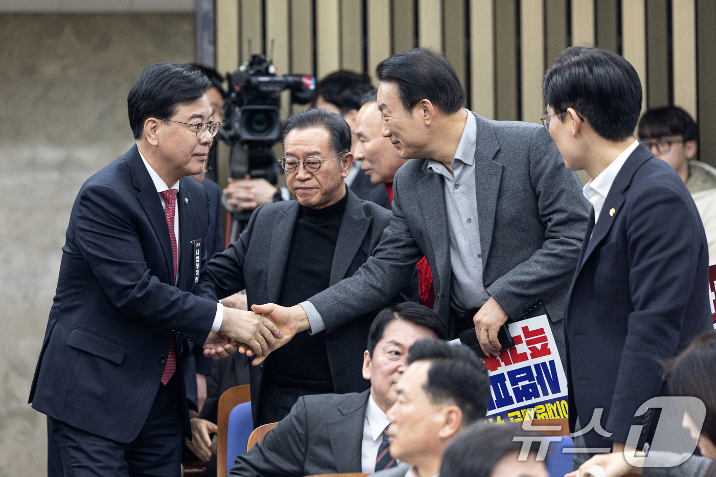 (서울=뉴스1) 이승배 기자 = 송언석 국민의힘 원내대표가 27일 서울 여의도 국회에서 열린 의원총회에 참석하며 의원들과 인사하고 있다. 2026.2.27/뉴스1