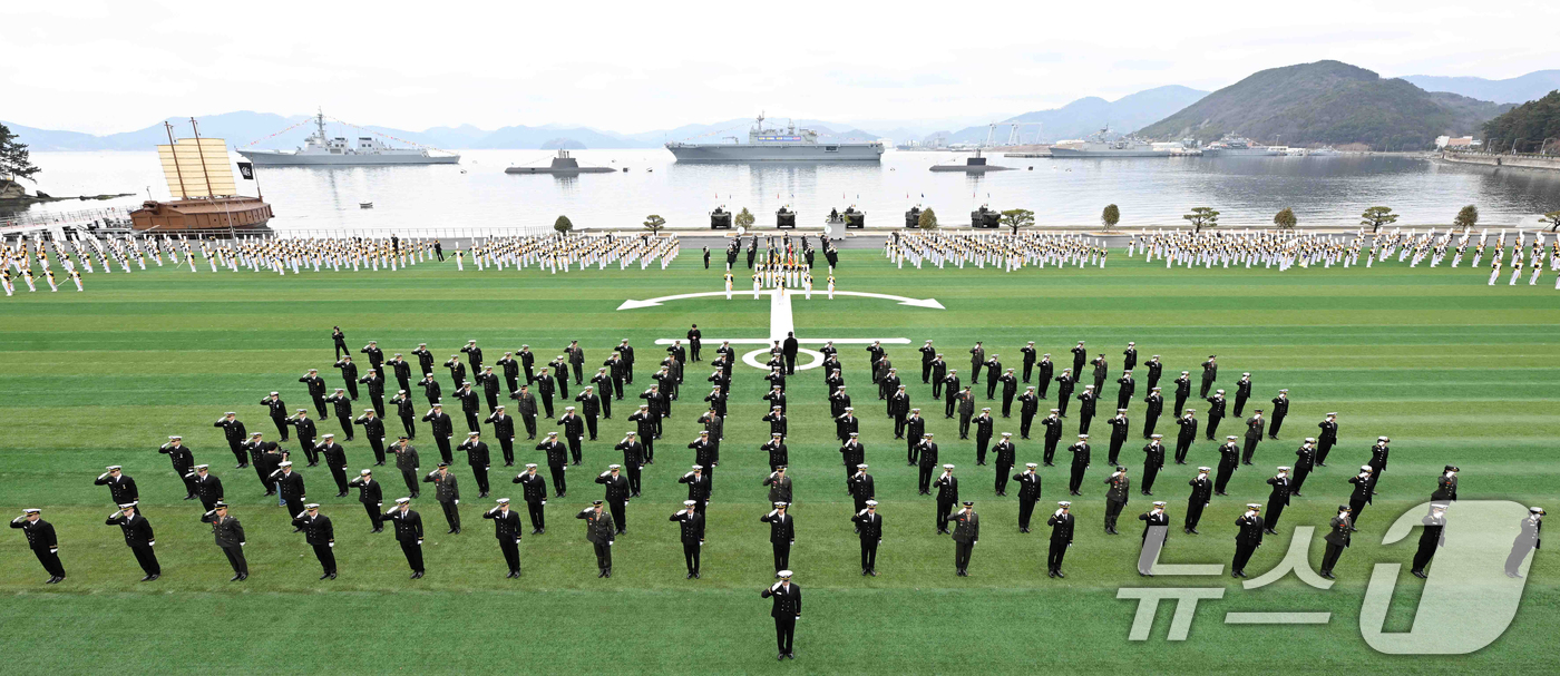 (서울=뉴스1) 김명섭 기자 = 27일 경남 창원시 해군사관학교 연병장에서 거행된 해군사관학교 제80기 사관생도 졸업식에서 사관생도들이 곽광섭 해군참모총장 직무대리에게 경례를 하고 …
