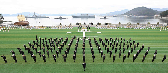 경례하는 해군사관생도들