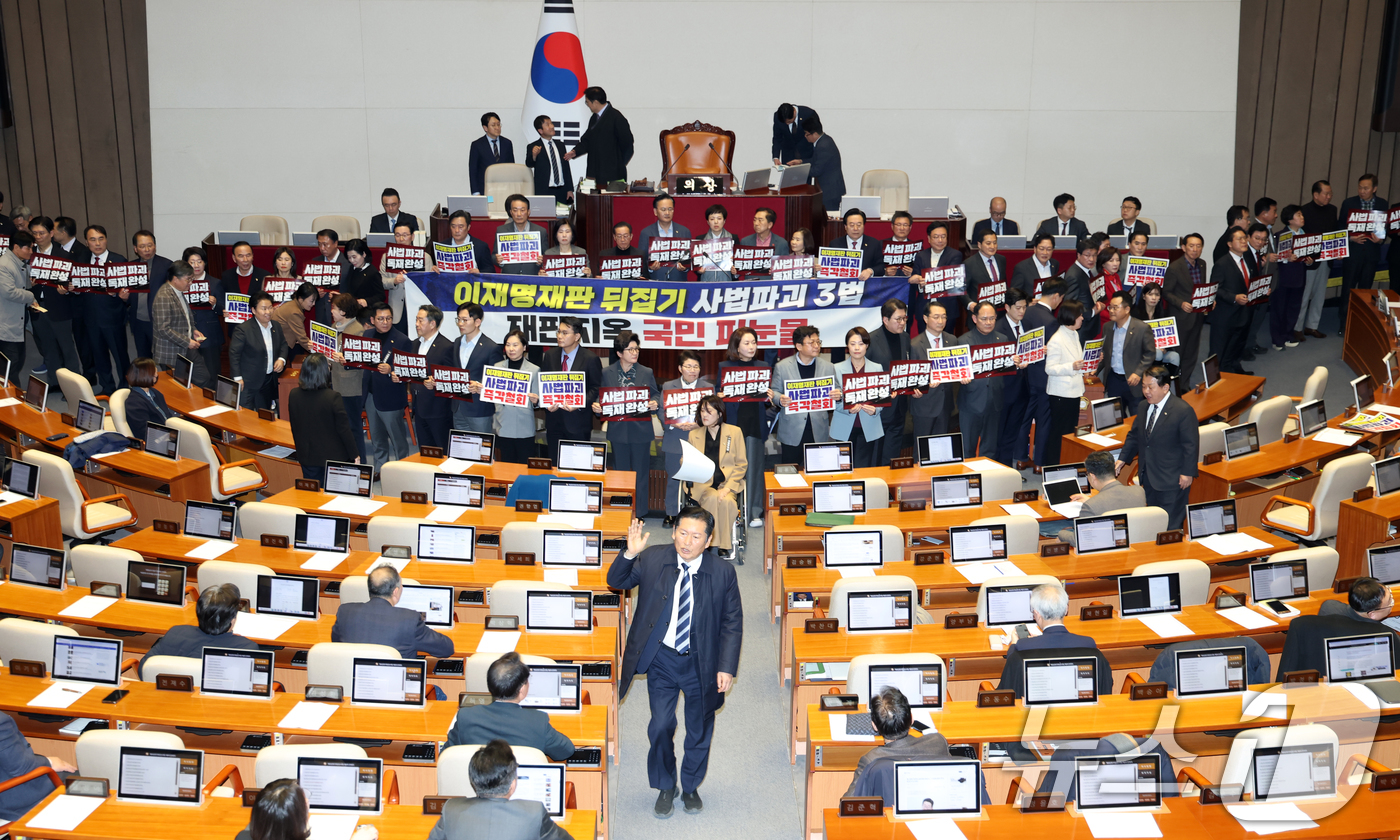 (서울=뉴스1) 이승배 기자 = 정청래 더불어민주당 대표가 27일 서울 여의도 국회에서 열린 제432회 국회(임시회) 제8차 본회의에서 재판소원제 도입을 골자로 하는 헌법재판소법 …