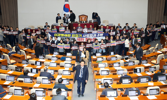 투표 마친 정청래 대표와 본회의장 피켓들고 농성하는 국민의힘