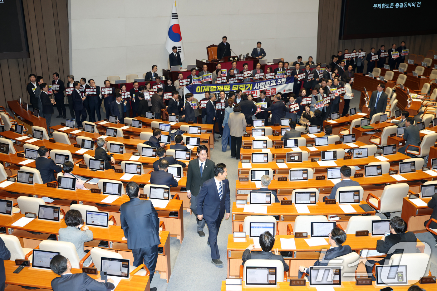 (서울=뉴스1) 이승배 기자 = 정청래 더불어민주당 대표가 27일 서울 여의도 국회에서 열린 제432회 국회(임시회) 제8차 본회의에서 재판소원제 도입을 골자로 하는 헌법재판소법 …