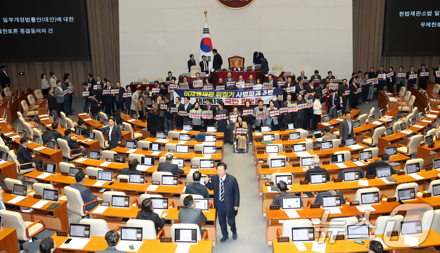 (서울=뉴스1) 이승배 기자 = 정청래 더불어민주당 대표가 27일 서울 여의도 국회에서 열린 제432회 국회(임시회) 제8차 본회의에서 재판소원제 도입을 골자로 하는 헌법재판소법 …