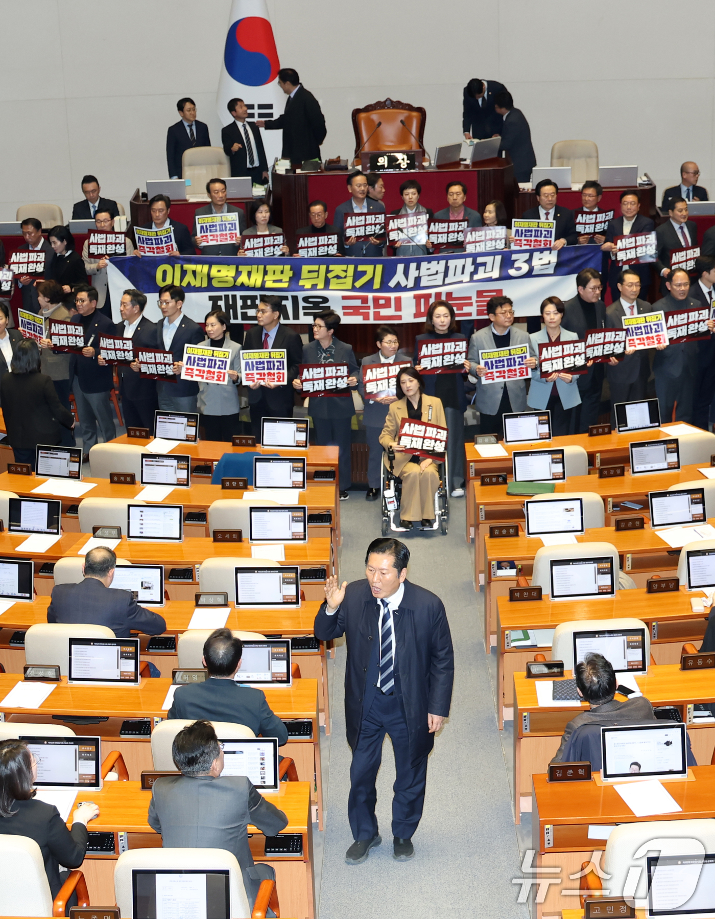 (서울=뉴스1) 이승배 기자 = 정청래 더불어민주당 대표가 27일 서울 여의도 국회에서 열린 제432회 국회(임시회) 제8차 본회의에서 재판소원제 도입을 골자로 하는 헌법재판소법 …