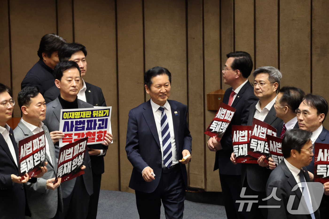 (서울=뉴스1) 이승배 기자 = 27일 서울 여의도 국회에서 열린 제432회 국회(임시회) 제8차 본회의에서 재판소원제 도입을 골자로 하는 헌법재판소법 일부개정법률안(대안)에 대한 …