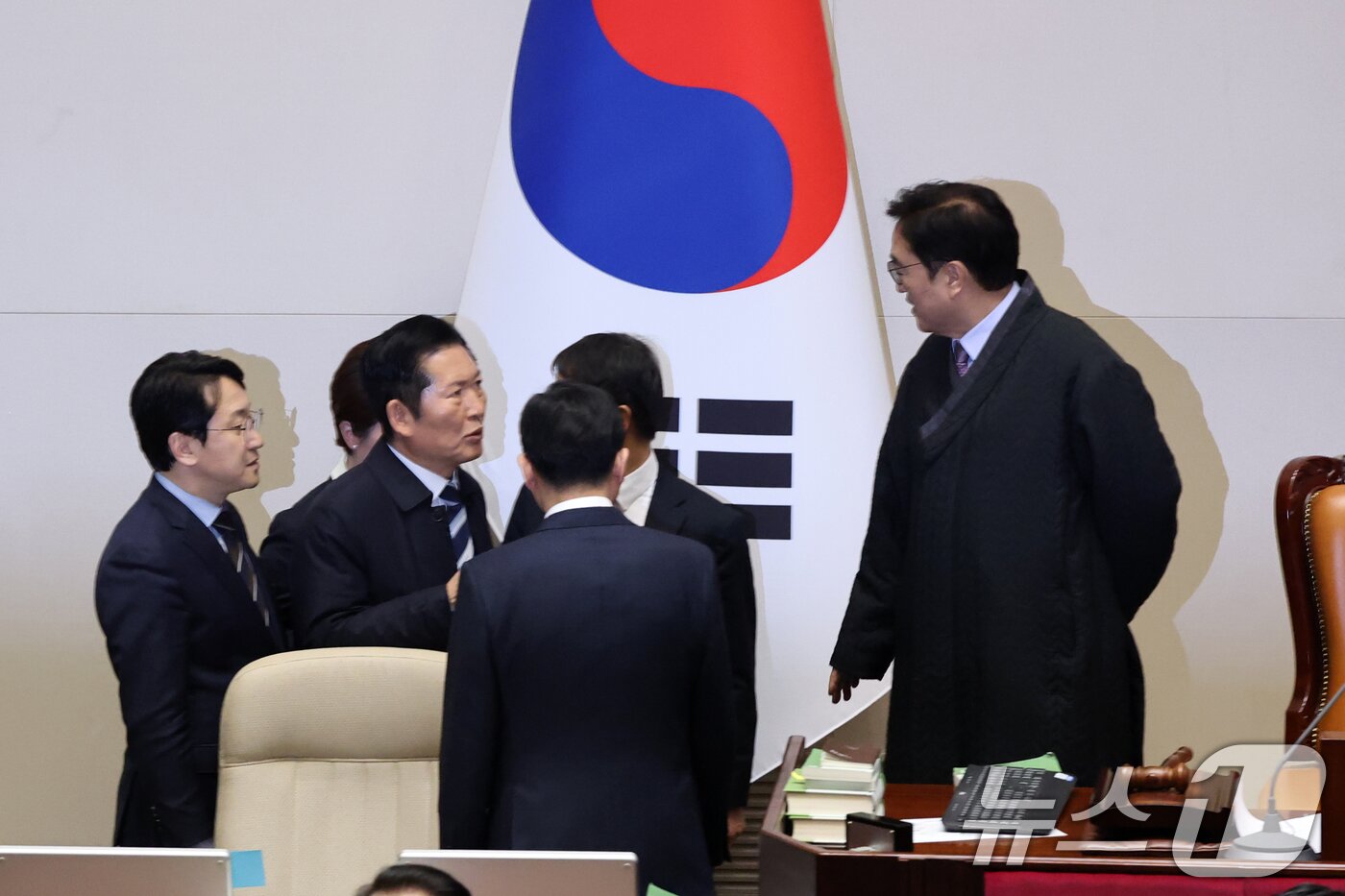 본문 이미지 - 정청래 더불어민주당 대표가 27일 서울 여의도 국회에서 열린 제432회 국회(임시회) 제8차 본회의에서 재판소원제 도입을 골자로 하는 헌법재판소법 일부개정법률안(대안)에 대한 무제한토론 종결 투표를 앞두고 이어진 국민의힘 의원들의 사법 3법과 관련 규탄 피켓 농성에 대해 불만을 표시하고 있다. 2026.2.27 ⓒ 뉴스1 이승배 기자