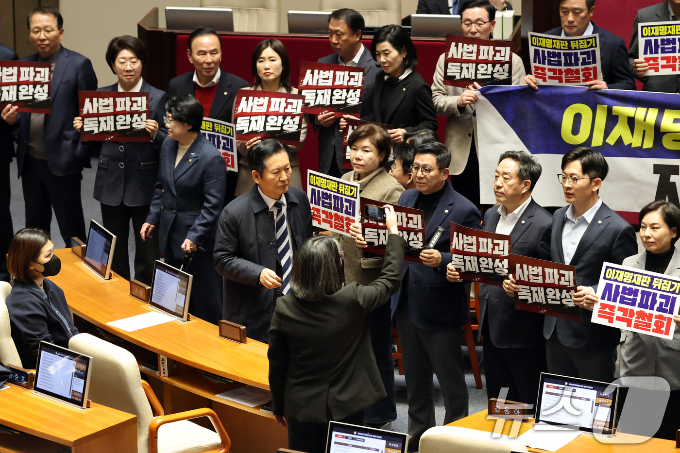 (서울=뉴스1) 이승배 기자 = 27일 서울 여의도 국회에서 열린 제432회 국회(임시회) 제8차 본회의에서 재판소원제 도입을 골자로 하는 헌법재판소법 일부개정법률안(대안)에 대한 …