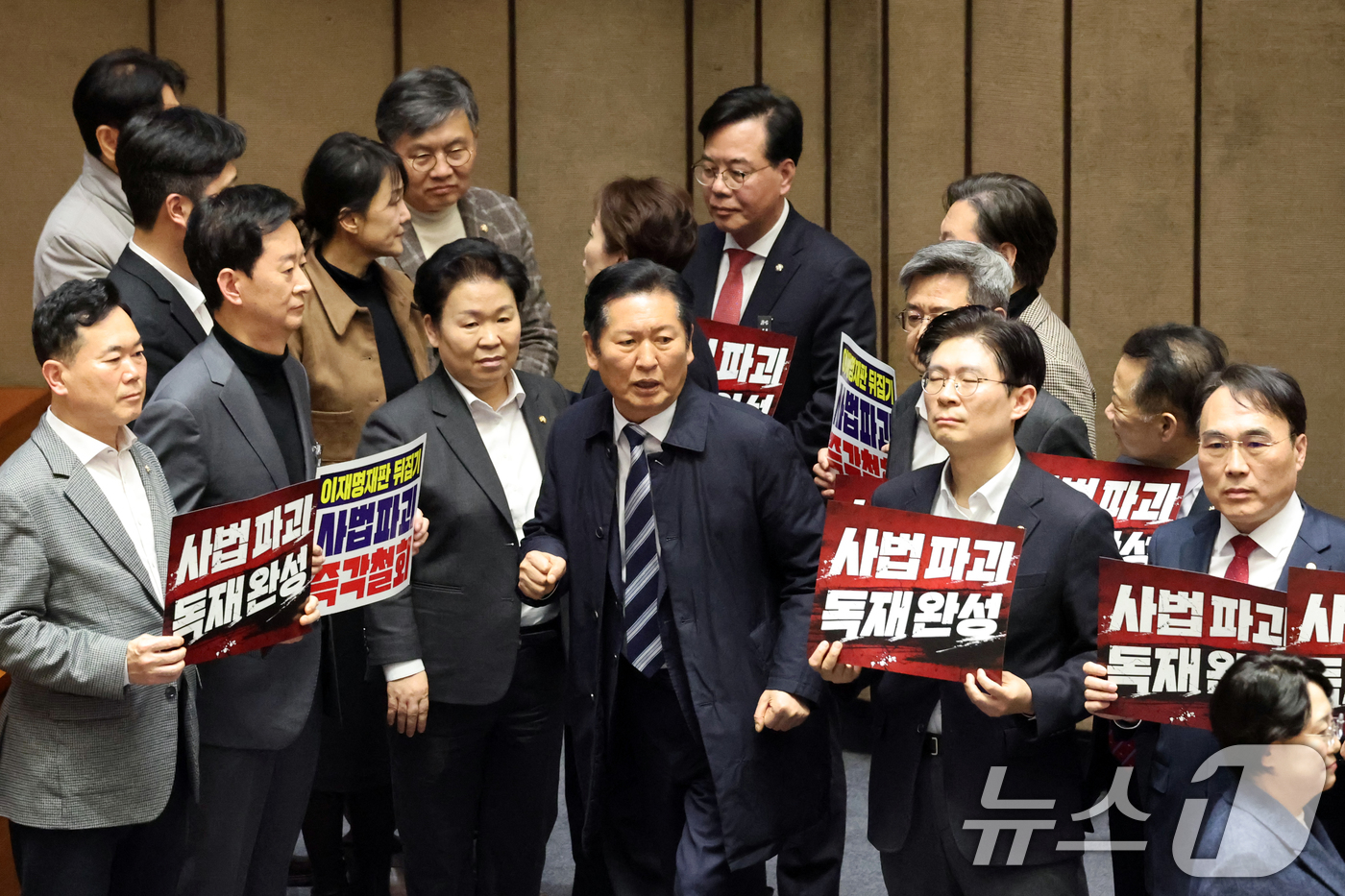 (서울=뉴스1) 이승배 기자 = 27일 서울 여의도 국회에서 열린 제432회 국회(임시회) 제8차 본회의에서 재판소원제 도입을 골자로 하는 헌법재판소법 일부개정법률안(대안)에 대한 …