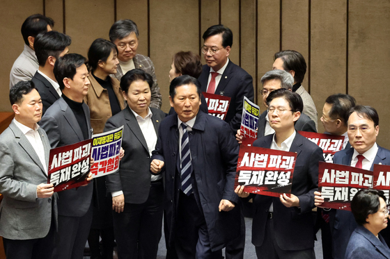 국민의힘 사이 지나는 정청래 민주당 대표