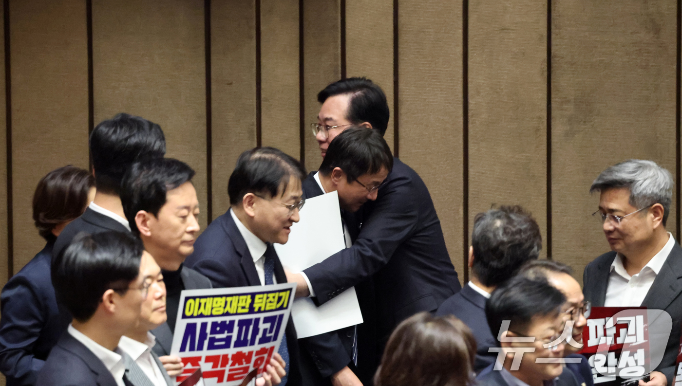 (서울=뉴스1) 이승배 기자 = 27일 서울 여의도 국회에서 열린 제432회 국회(임시회) 제8차 본회의에서 송언석 국민의힘 원내대표가 한병도 더불어민주당 원내대표와 포옹하고 있다 …