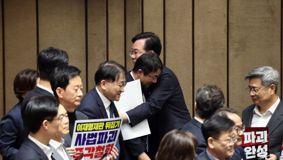 포옹하는 여야 원내대표