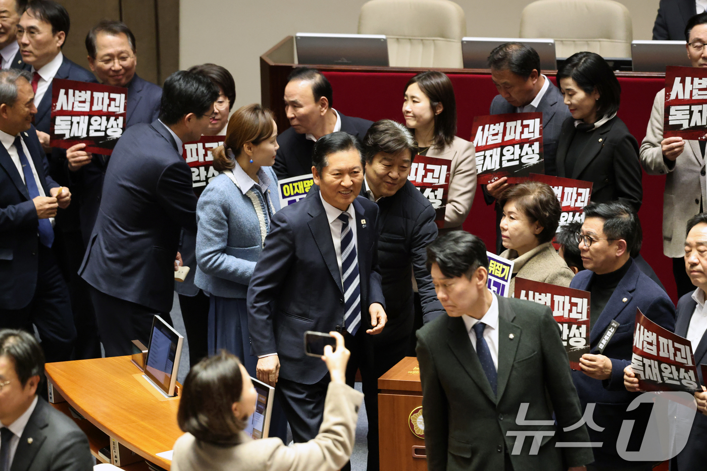 (서울=뉴스1) 이승배 기자 = 27일 서울 여의도 국회에서 열린 제432회 국회(임시회) 제8차 본회의에서 재판소원제 도입을 골자로 하는 헌법재판소법 일부개정법률안(대안)에 대한 …