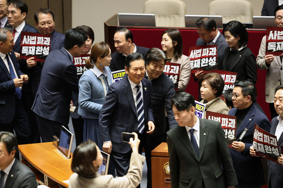 피켓 지나는 정청래 대표