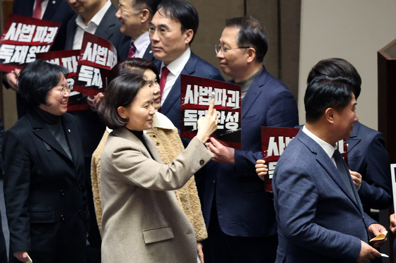 피켓 농성 촬영하는 이해민 의원