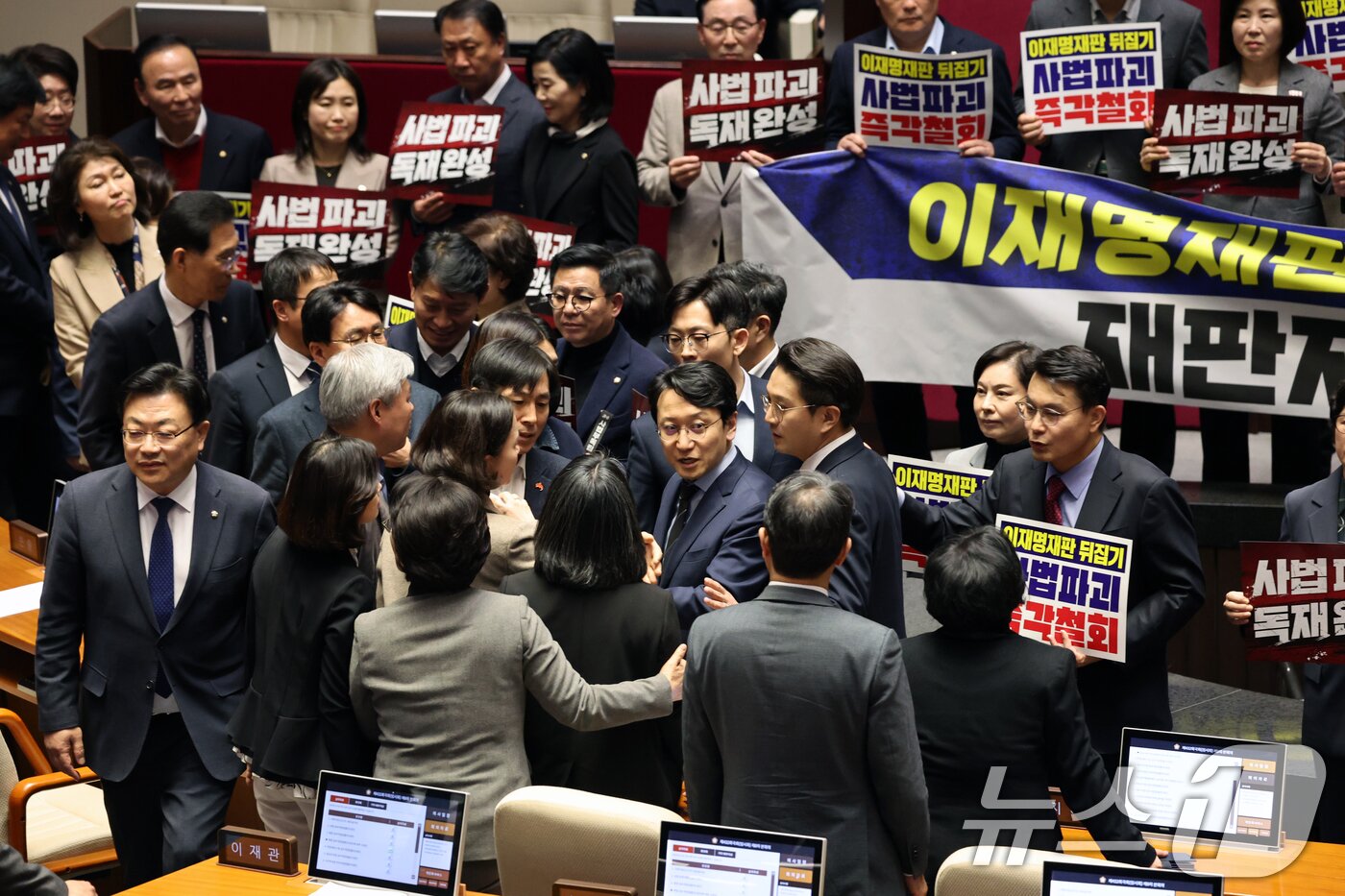 본문 이미지 - 27일 서울 여의도 국회에서 열린 제432회 국회(임시회) 제8차 본회의에서 국민의힘 의원들이 사법 3법 관련 규탄 피켓을 들고 의장석 주위에서 농성하는 가운데 여야 간 고성이 오가고 있다. 2026.2.27 ⓒ 뉴스1 이승배 기자