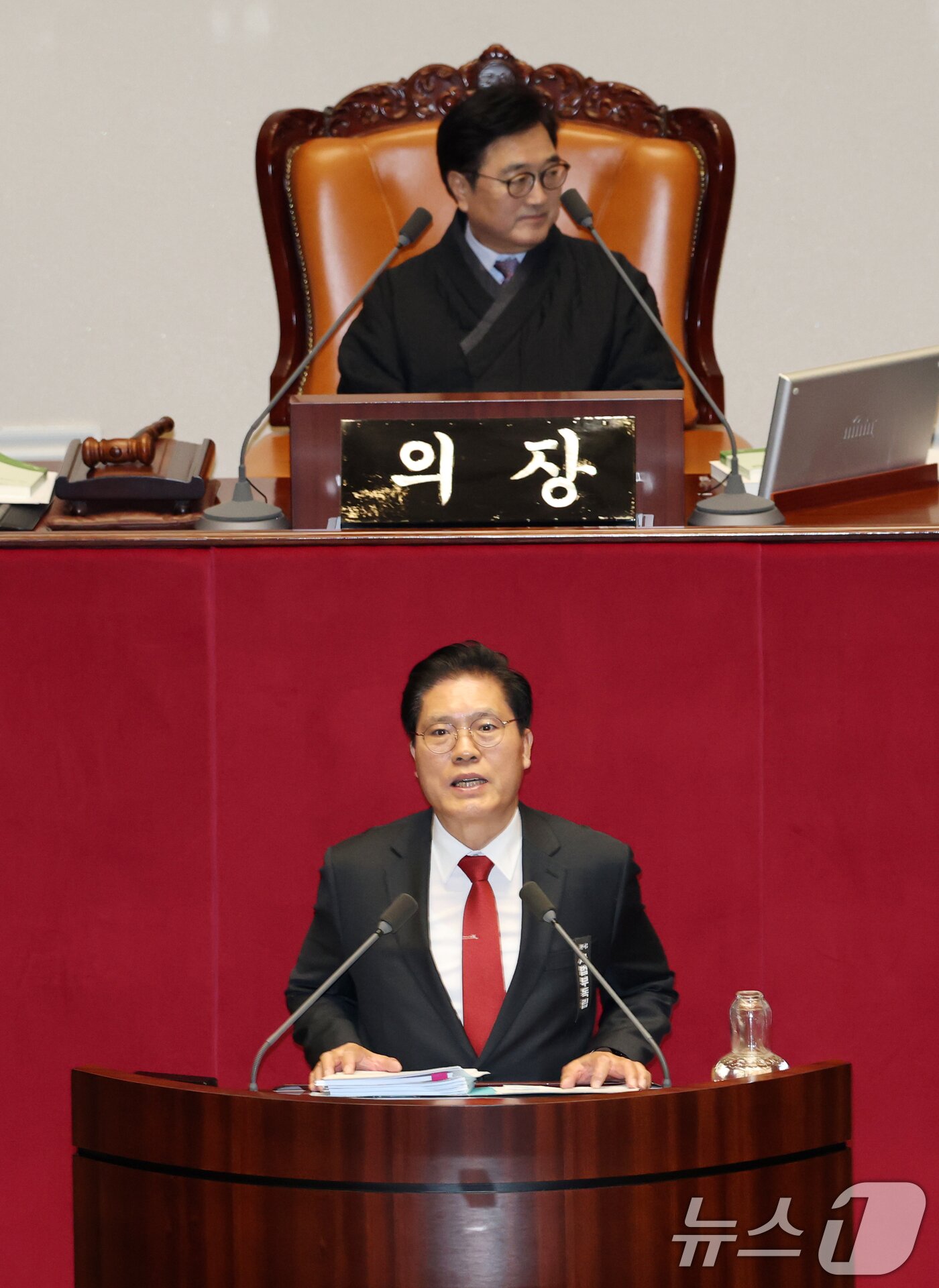 본문 이미지 - 27일 서울 여의도 국회에서 열린 제432회 국회(임시회) 제8차 본회의에서 송석준 국민의힘 의원이 대법관 증원을 골자로 하는 법원조직법 일부개정법률안(대안)에 대한 무제한토론(필리버스터)을 하고 있다. 2026.2.27 ⓒ 뉴스1 이승배 기자