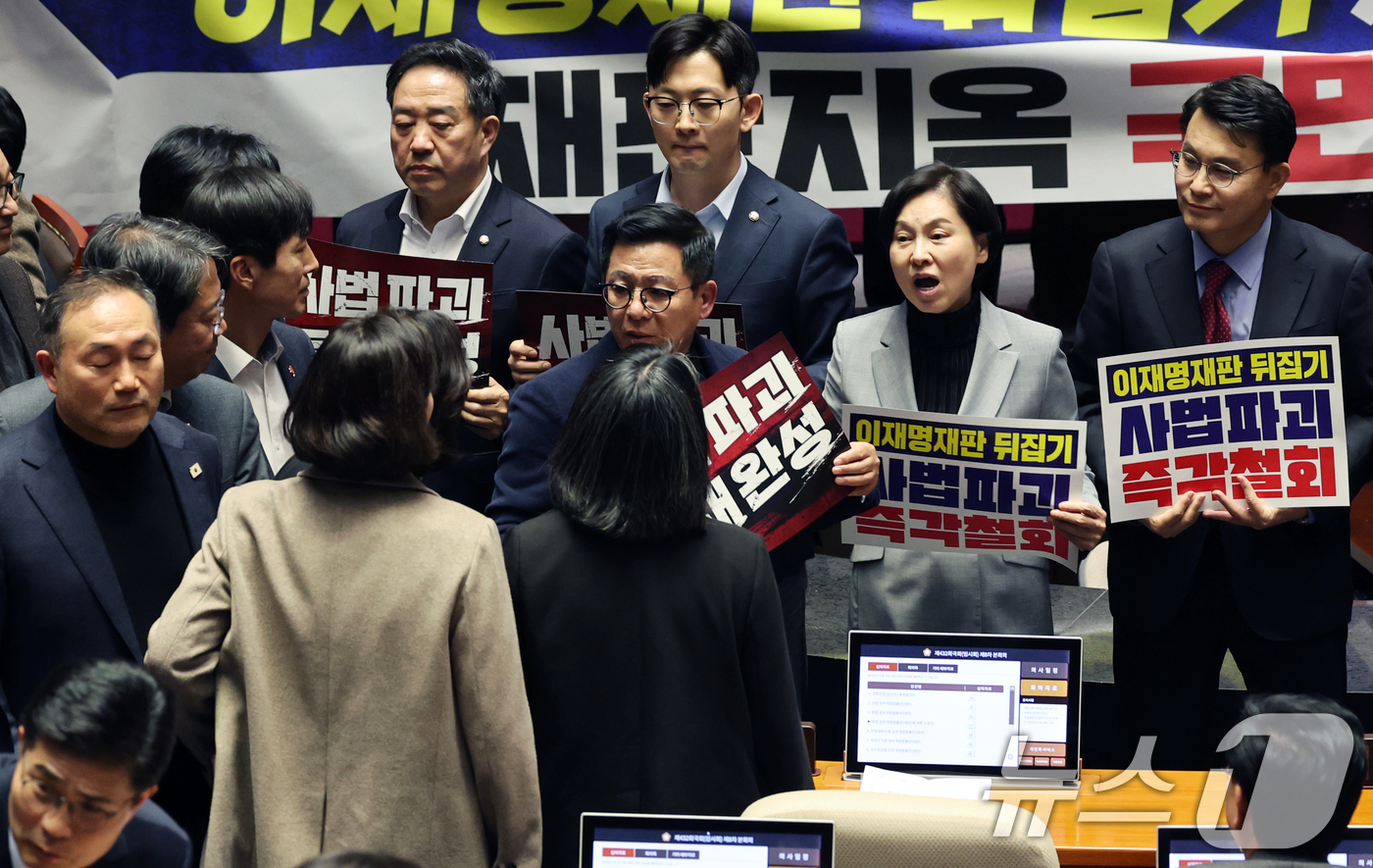 (서울=뉴스1) 이승배 기자 = 27일 서울 여의도 국회에서 열린 제432회 국회(임시회) 제8차 본회의에서 국민의힘 의원들이 사법 3법 관련 규탄 피켓을 들고 의장석 주위에서 농 …