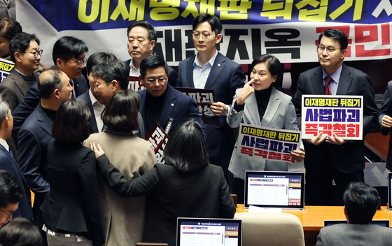 대립하는 서명옥 국민의힘 의원과 이해민 조국혁신당 의원