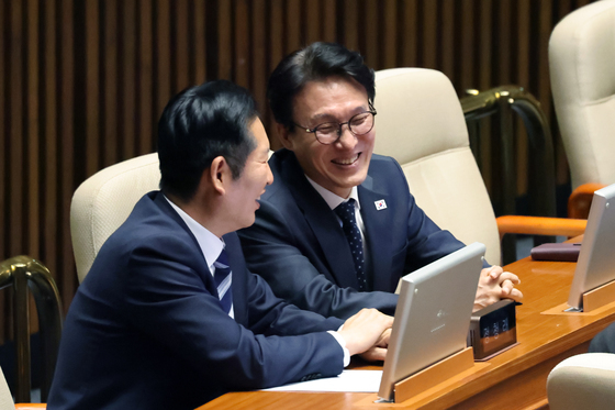 밝은 표정으로 대화하는 정청래 대표와 김민석 총리