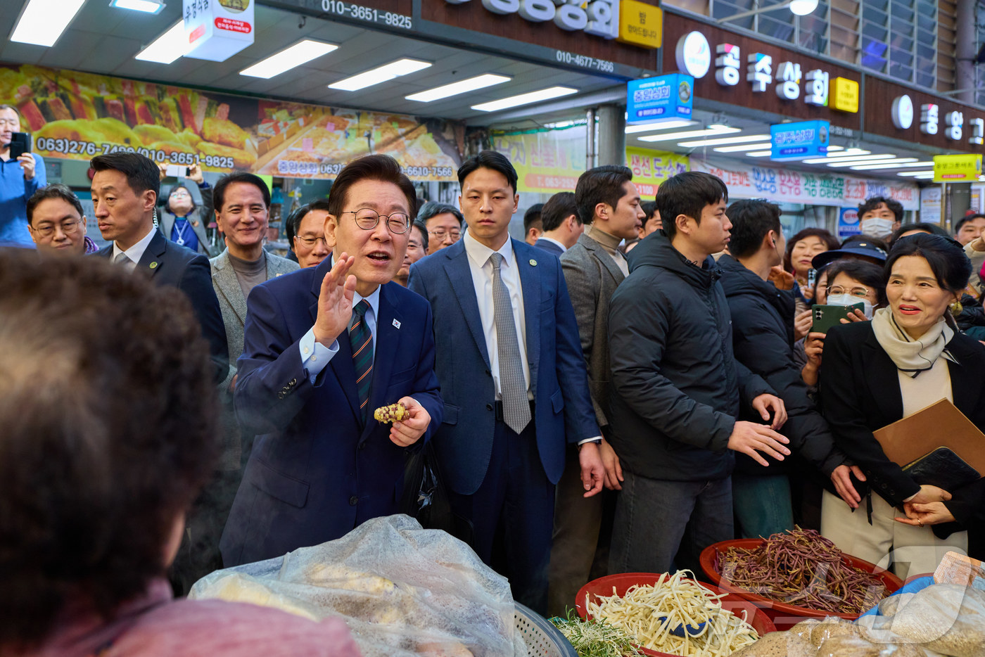 (서울=뉴스1) 이재명 기자 = 이재명 대통령이 27일 전주 신중앙시장을 방문해 시민들과 대화를 나누고 있다. (청와대 제공. 재판매 및 DB 금지)  2026.2.27/뉴스1