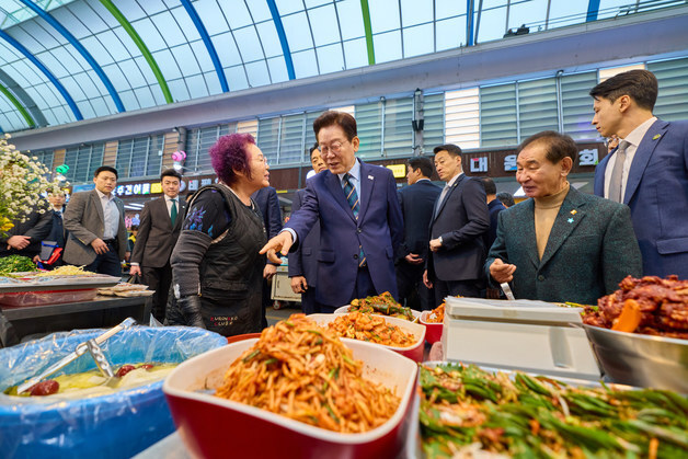 신중앙시장 상인과 대화 나누는 이재명 대통령