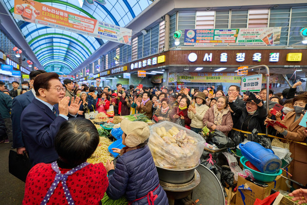 신중앙시장 찾은 이재명 대통령