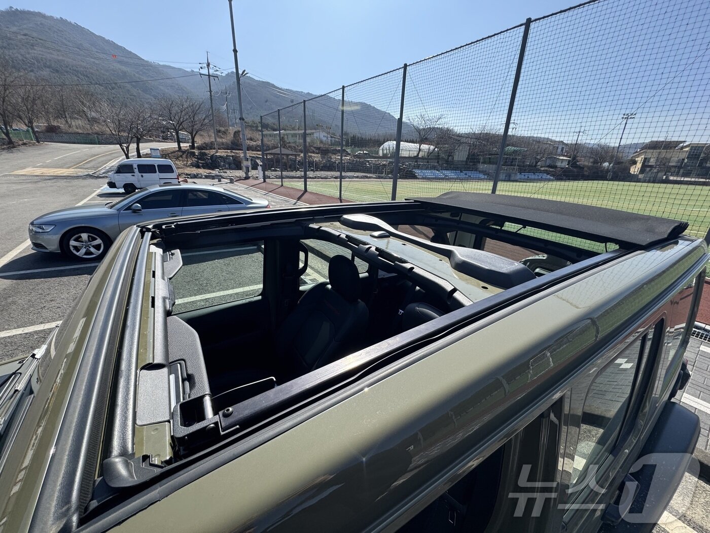 본문 이미지 - 지프 랭글러 루비콘의 파워탑을 개방한 모습 ⓒ 뉴스1 박종홍 기자