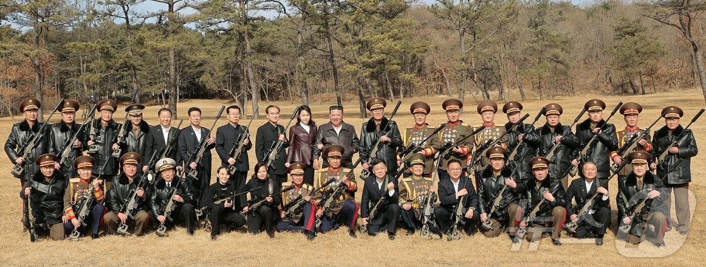 본문 이미지 - (평양 노동신문=뉴스1) = 북한 노동당 기관지 노동신문은 28일 "조선노동당 총비서이시며 조선민주주의인민공화국 국무위원장이신 경애하는 김정은 동지께서 2월 27일 당 중앙위원회 본부에서 주요 지도간부들과 군사지휘관들을 만나시고 특별히 준비하신 선물을 수여하시였다"라고 보도했다. [국내에서만 사용가능. 재배포 금지. DB 금지. For Use Only in the Republic of Korea. Redistribution Prohibited] rodongphoto@news1.kr